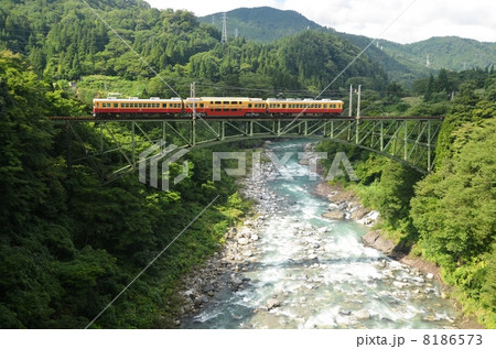 常願寺川の鉄橋を渡る地鉄の二階建て電車 8186573