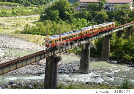立山駅近くの常願寺川を渡る地鉄の二階建て電車 8186574