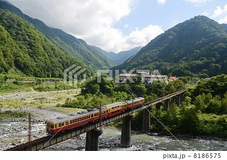 立山駅を出発した地鉄の二階建て電車 立山駅を出発した地鉄の二階建て電車 8186575