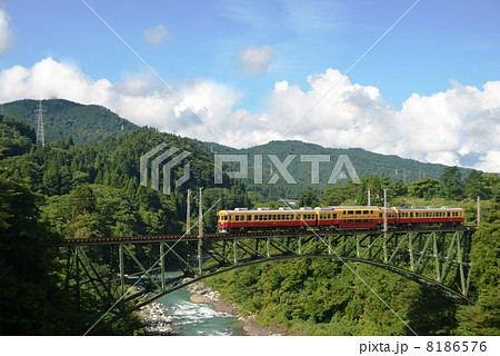 常願寺川の鉄橋を渡る地鉄の二階建て電車 常願寺川の鉄橋を渡る地鉄の二階建て電車 8186576