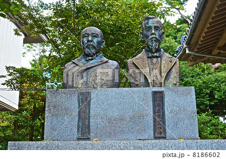 「伊藤博文(左)」と「睦奥宗光(右)」の胸像（料亭 春帆楼／山口県下関市阿弥陀寺町） 8186602