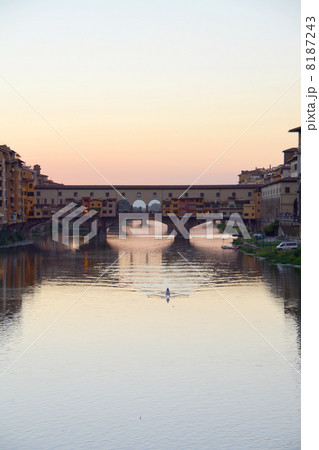 ヴェッキオ橋の夕景 8187243