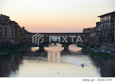 ヴェッキオ橋の夕景 8187244