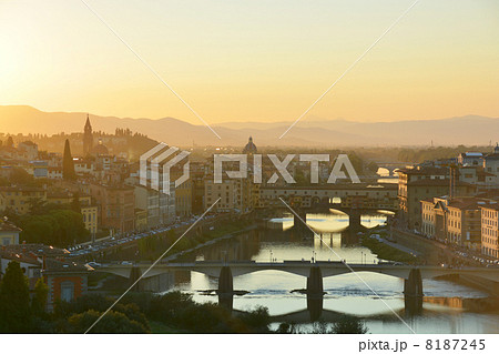 ヴェッキオ橋とアルノ川の夕景 8187245