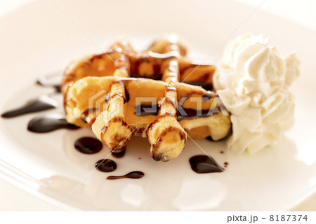 ワッフルのチョコレートソース掛け（横） 8187374
