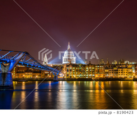 Saint Paul Catherdral at night in London Saint Paul Catherdral at night in London 8190423