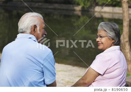 Portrait of businesswoman talking on a mobile phone 8190650