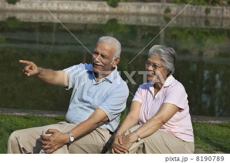 Portrait of businesswoman talking on a mobile phone 8190789