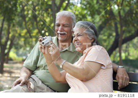 Boys and girls cheering 8191118