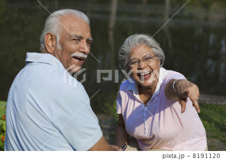 Portrait of businesswoman talking on a mobile phone 8191120