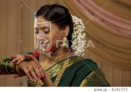 Young Maharashtrian bride wearing bangles 8191572