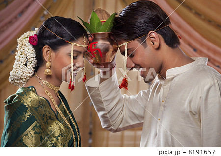 Maharashtrian couple performing traditions before wedding 8191657