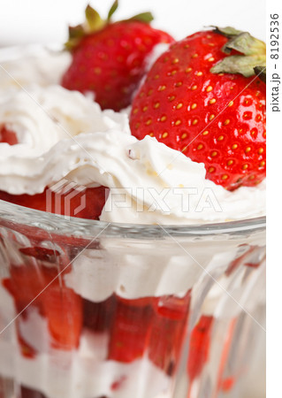 strawberries with cream 8192536