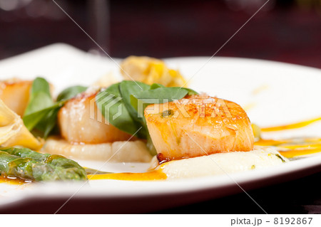 Baked scallops with asparagus 8192867