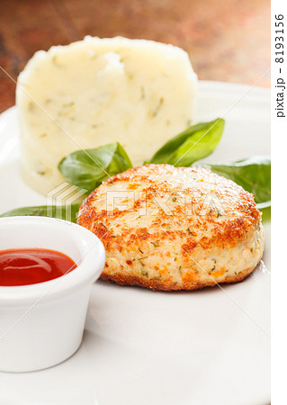 Meat cutlet with mashed potatoes 8193156