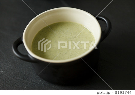 Bowl of cream of broccoli soup 8193744