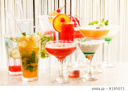cocktails in the bar cocktails in the bar 8195071