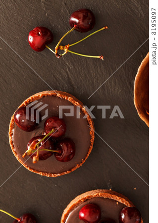 chocolate tart with cherry 8195097