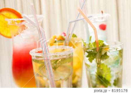 cocktails in the bar 8195176