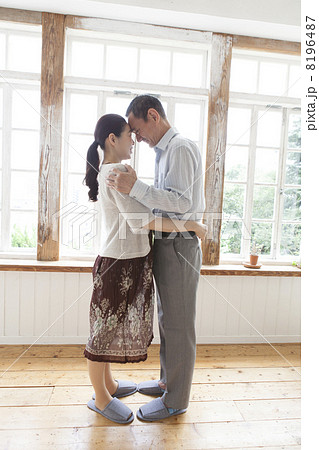 おでこをくっつけあう男女 8196487