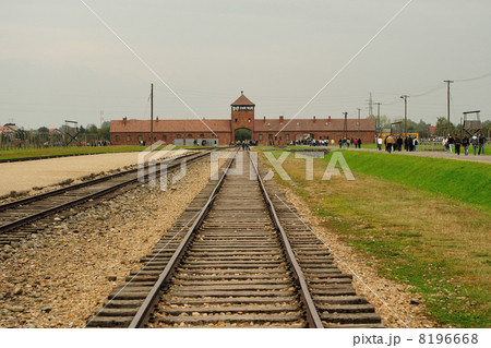 アウシュビッツ強制収容所 8196668