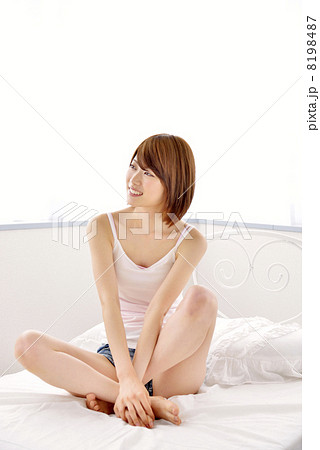 ベットの上に座る女性 8198487