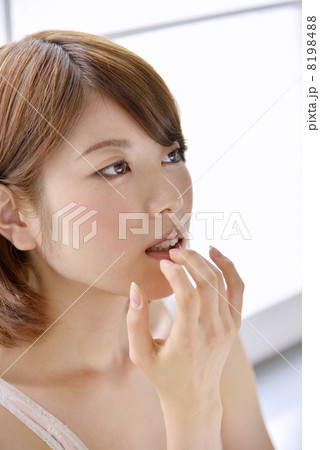 メイクをする女性 8198488