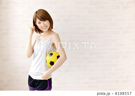 サッカーボールを持つスポーツウェアの女性 8198557