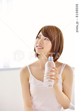 ベットで水を飲む女性 ベットで水を飲む女性 8198606