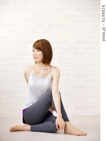 ヨガのポーズの女性 ヨガのポーズの女性 8198626