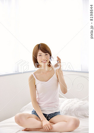 ベットで水を飲む女性 ベットで水を飲む女性 8198644
