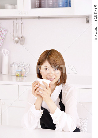 コーヒーを飲む女性 コーヒーを飲む女性 8198730