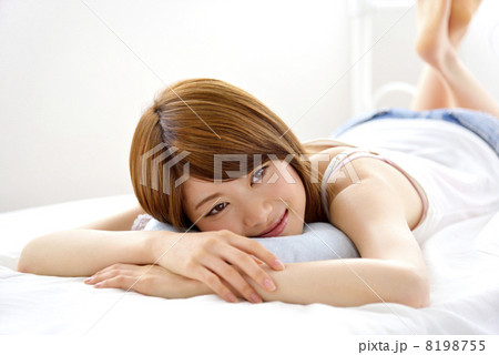 ベットの上でリラックスする女性 ベットの上でリラックスする女性 8198755