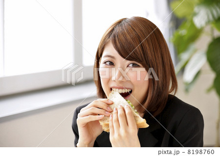 サンドウィッチを食べる女性 8198760