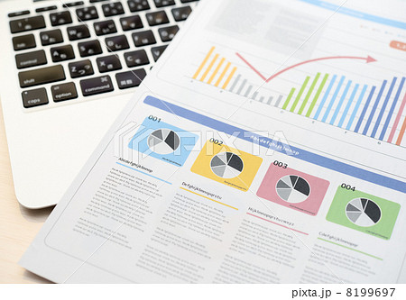 ノートパソコンと資料 8199697