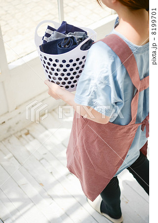 ランドリーバスケットを持つ主婦 8199701