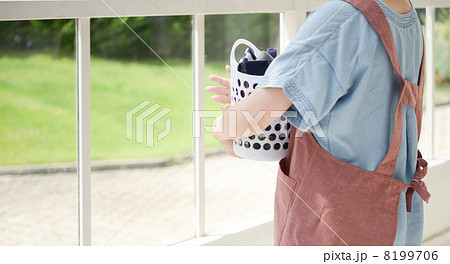 主婦と洗濯物 8199706