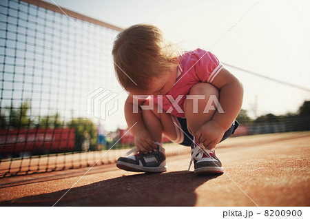 girl learning to tie shoelaces 8200900