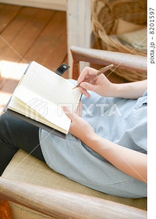 手帳に書く女性 手帳に書く女性 8201597