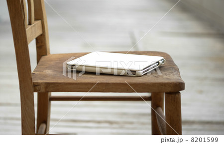 椅子の上のタブレット 8201599