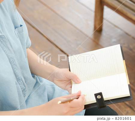 メモを書く女性 8201601