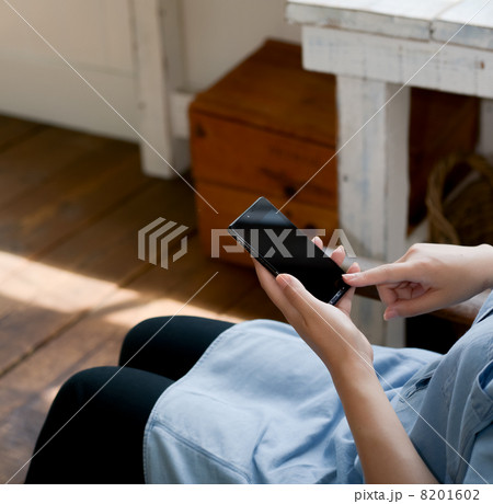 スマートフォンと女性 8201602