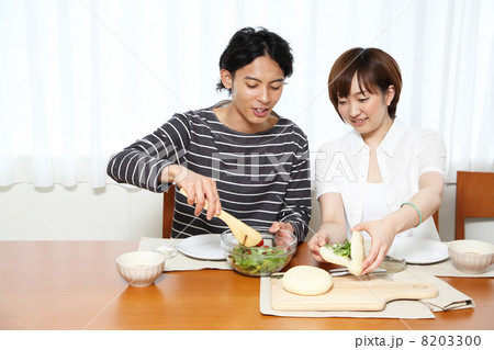 新婚夫婦の朝 8203300