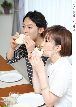 新婚夫婦の朝 8203474