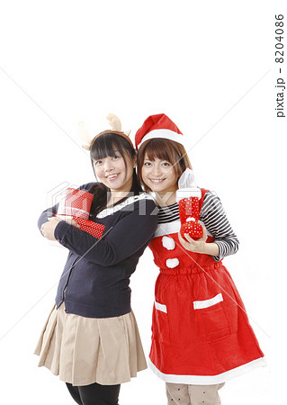 クリスマスイメージの若い女性 クリスマスイメージの若い女性 8204086