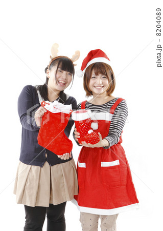 クリスマスイメージの若い女性 クリスマスイメージの若い女性 8204089