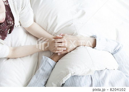 手を握る 手を握る 8204102