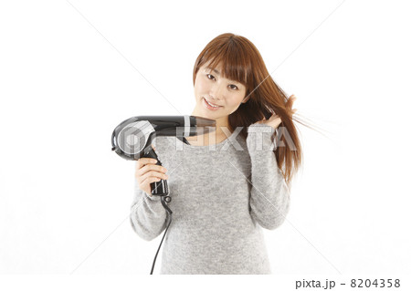 ドライヤーと若い女性 ドライヤーと若い女性 8204358
