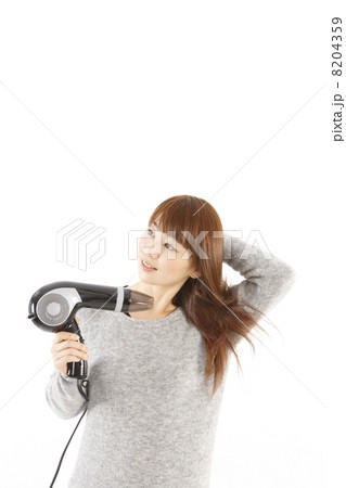ドライヤーと若い女性 ドライヤーと若い女性 8204359