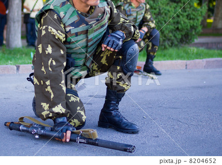 soldiers with guns 8204652